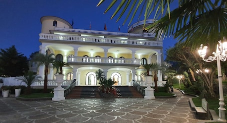 Fachada de la propiedad por la tarde o noche