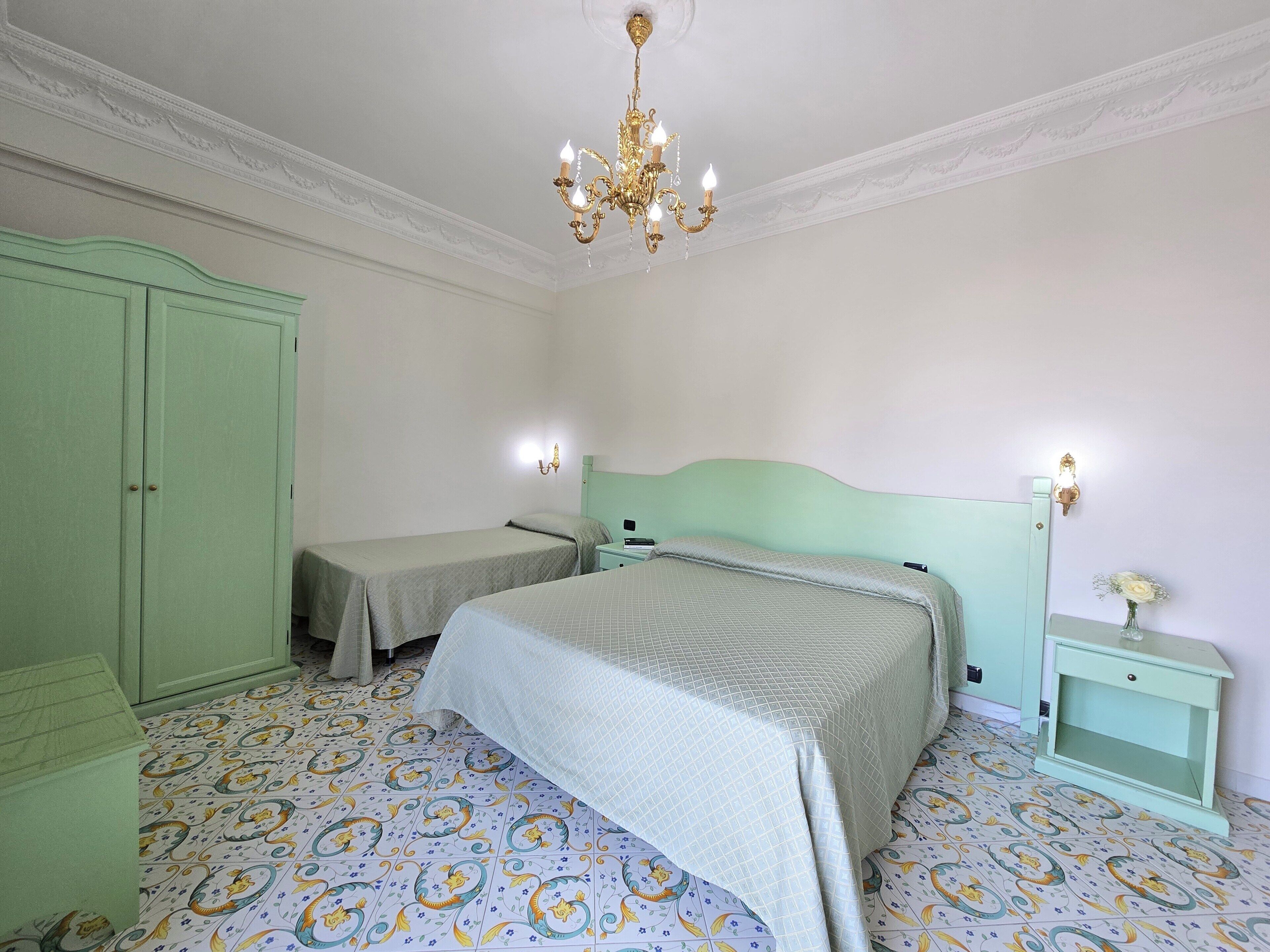 Habitación triple | Ropa de cama de alta calidad, edredón y minibar 