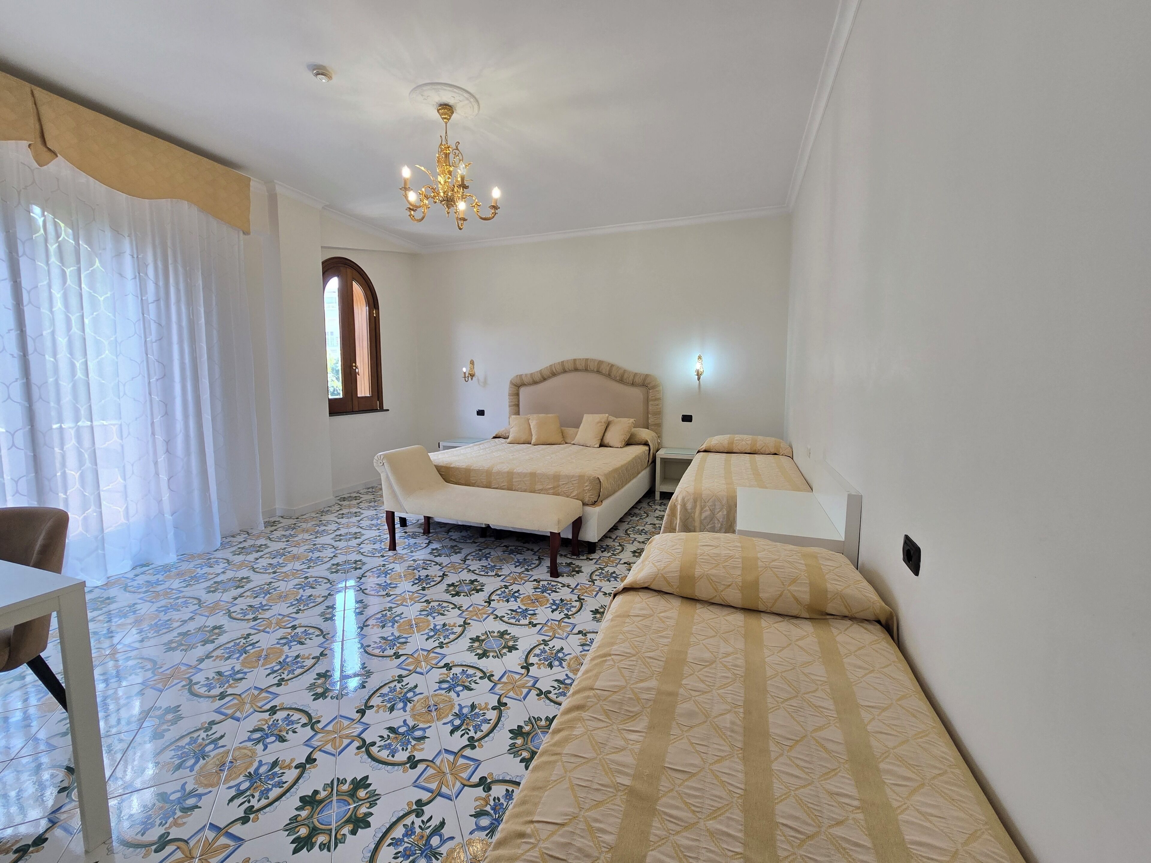 Habitación cuádruple | Ropa de cama de alta calidad, edredón y minibar 