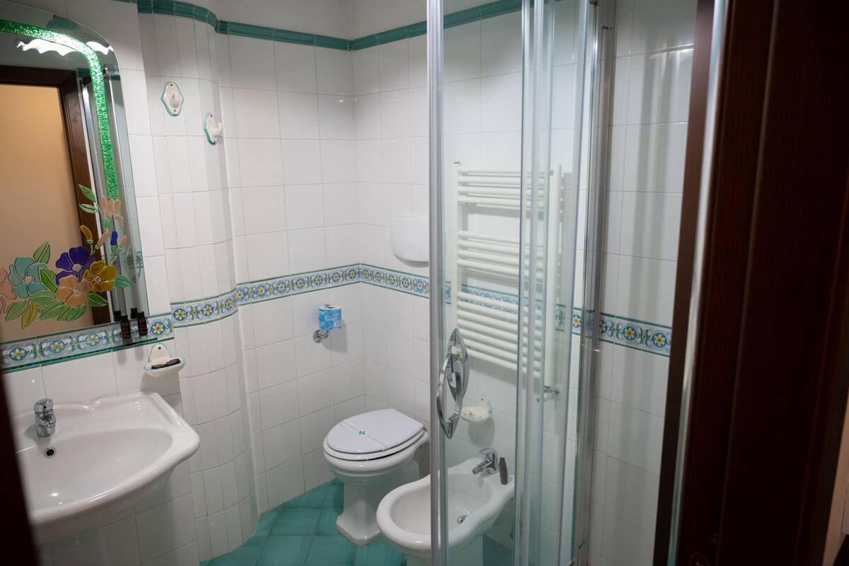 standard double room | bathroom | shower, rainfall showerhead, free toiletries, hair dryer