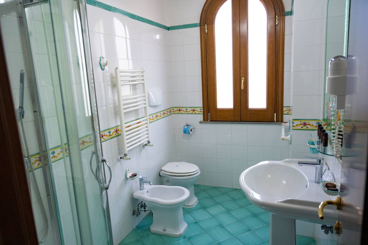 Dört Kişilik Oda | Banyo | Duş, geniş duş başlığı, ücretsiz banyo/kozmetik ürünleri