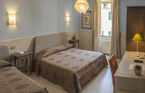 Minibar, in-room safe, desk, blackout drapes - Albergo Stella della Marina  (Monterosso al Mare)