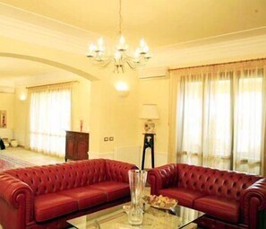 Coin salon dans le hall
