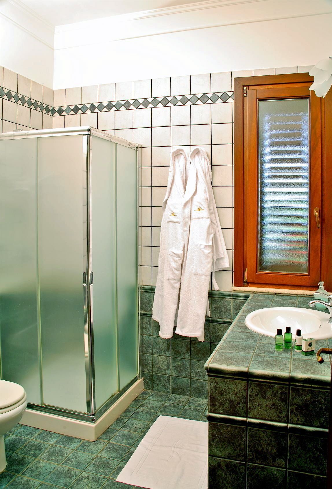 standard room | bathroom | free toiletries, hair dryer, bidet