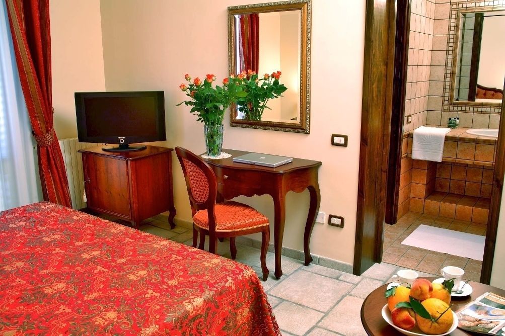 standard room | minibar, in-room safe, desk, blackout curtains