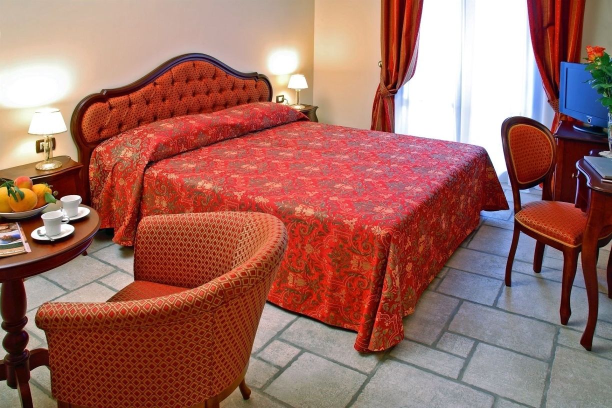 standard room | minibar, in-room safe, desk, blackout curtains