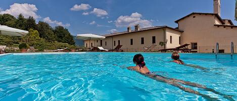 Piscina coperta, piscina stagionale all'aperto, ombrelloni da piscina