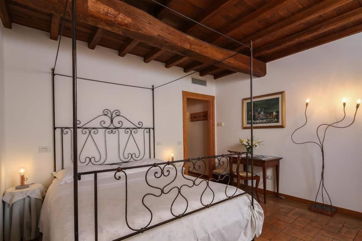 Klassieke tweepersoonskamer, voor 1 persoon | 1 slaapkamer, luxe beddengoed, een minibar, een kluis op de kamer