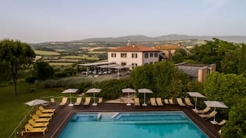 Innenpool, AuĂenpool, geöffnet von 10:00 Uhr bis 20:00 Uhr, LiegestĂŒhle