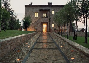 Façade de l’hébergement - soirée/nuit