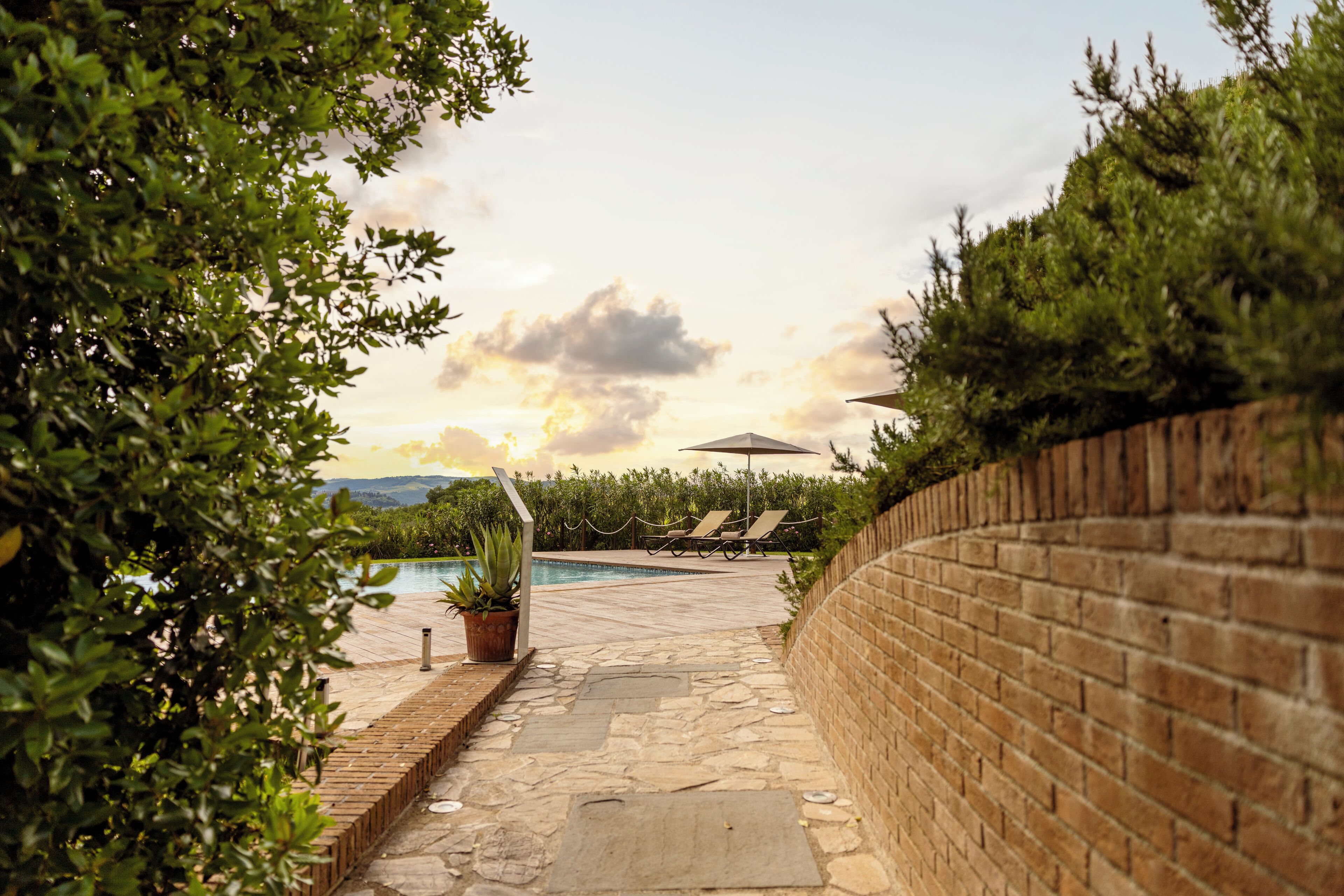 Innenpool, Außenpool, geöffnet von 10:00 Uhr bis 20:00 Uhr, Liegestühle