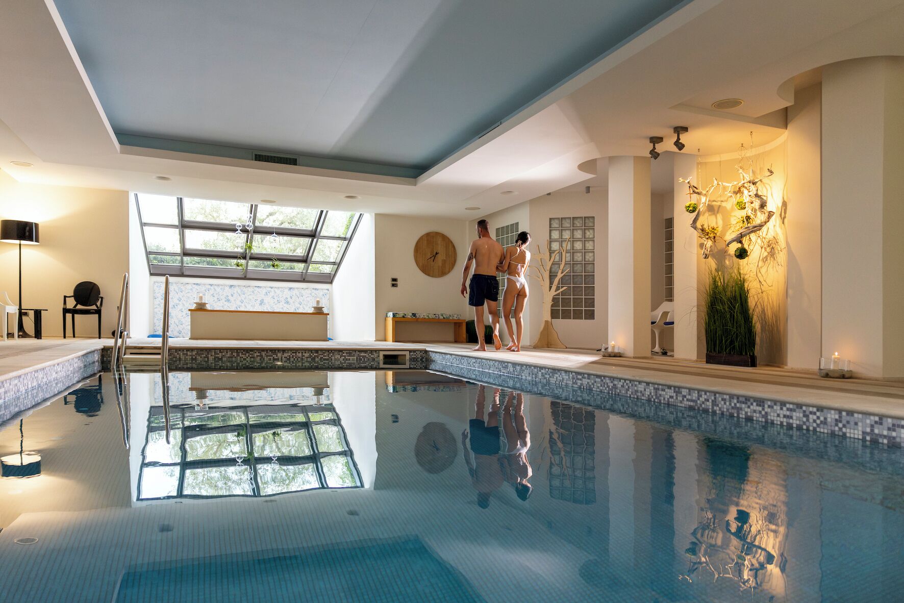 Piscina coperta, piscina all'aperto, lettini