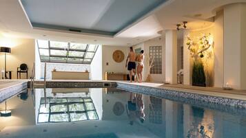 Piscina coperta, piscina all'aperto, lettini