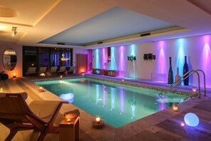 Piscina interna, piscina externa, espreguiçadeiras