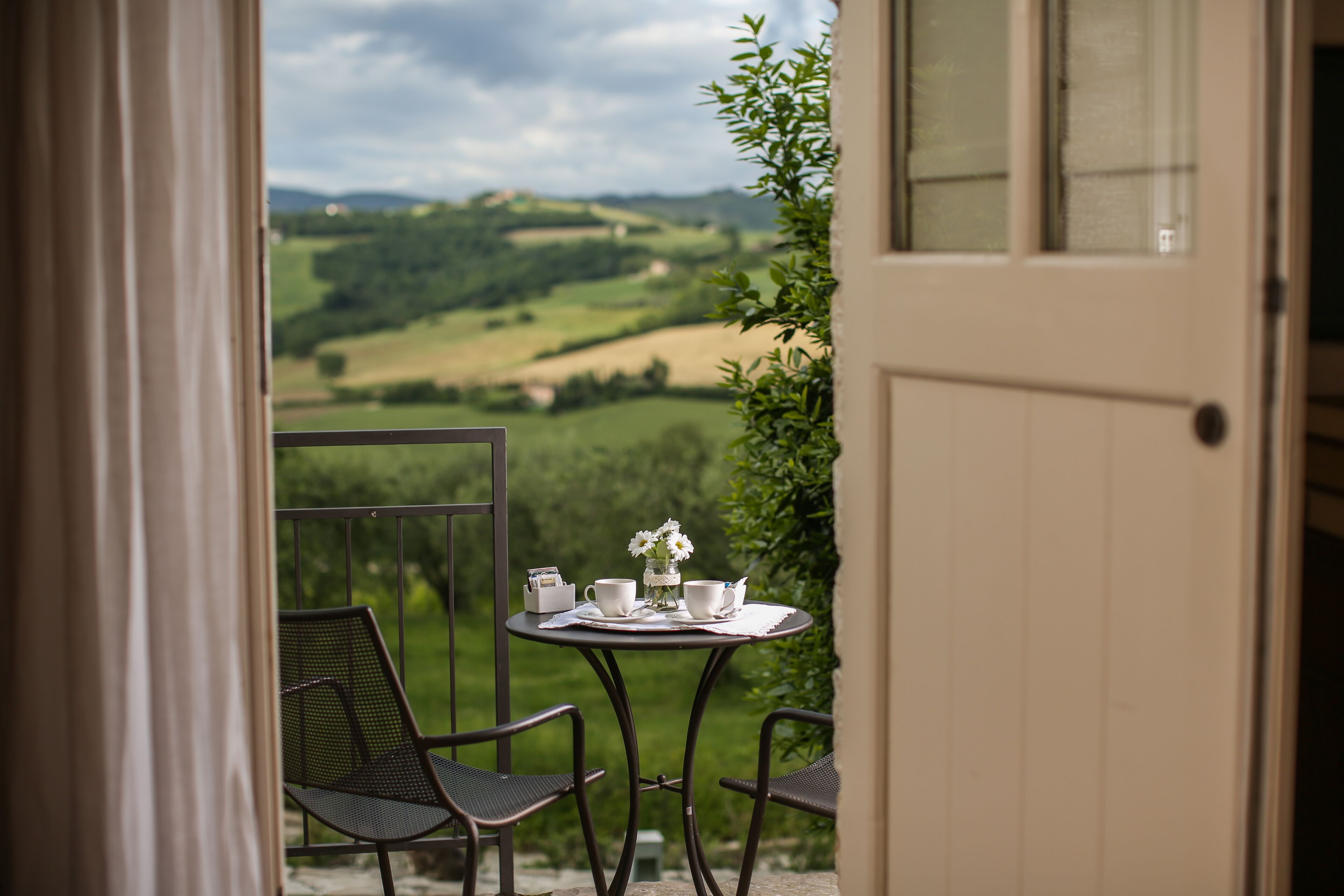 高档床上用品、迷你吧、客房内保险箱、办公桌