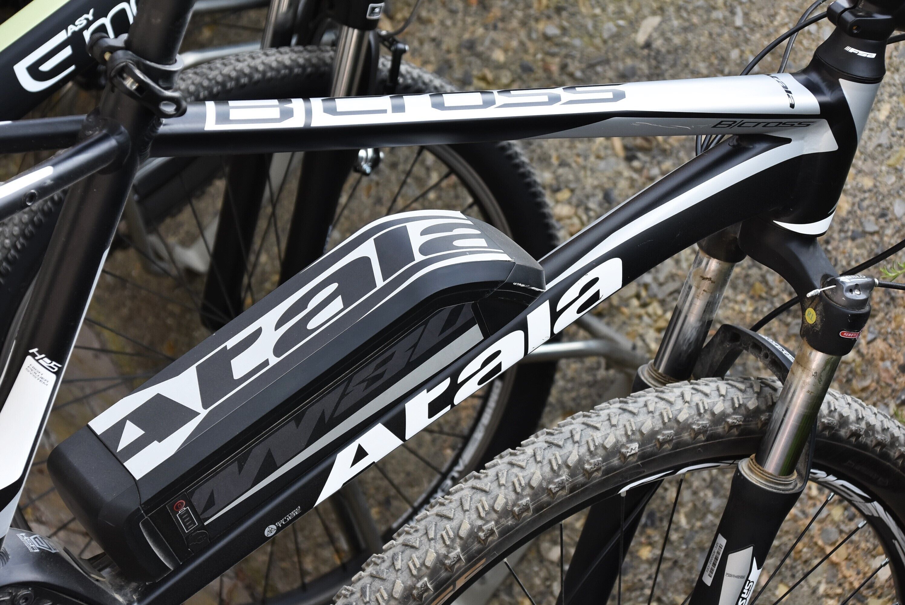 A close-up of a bicycle with the brand name "Acala" and model "H5" visible on the frame.