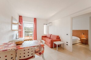 Leilighet – standard | Dundyner, senger med overmadrass, blendingsgardiner og wi-fi (inkludert)