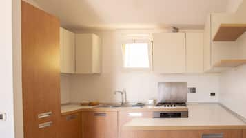 Refrigerador con freezer, horno, placa de cocina, cafetera expreso