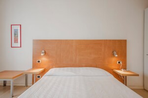 Cubrecamas, colchones con pillow-top, cortinas blackout y wifi gratis 