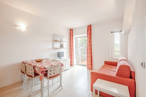 Standard-Apartment | Wohnbereich | 16-Zoll-Fernseher mit Satellitenempfang