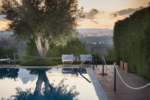 Una piscina al aire libre, tumbonas