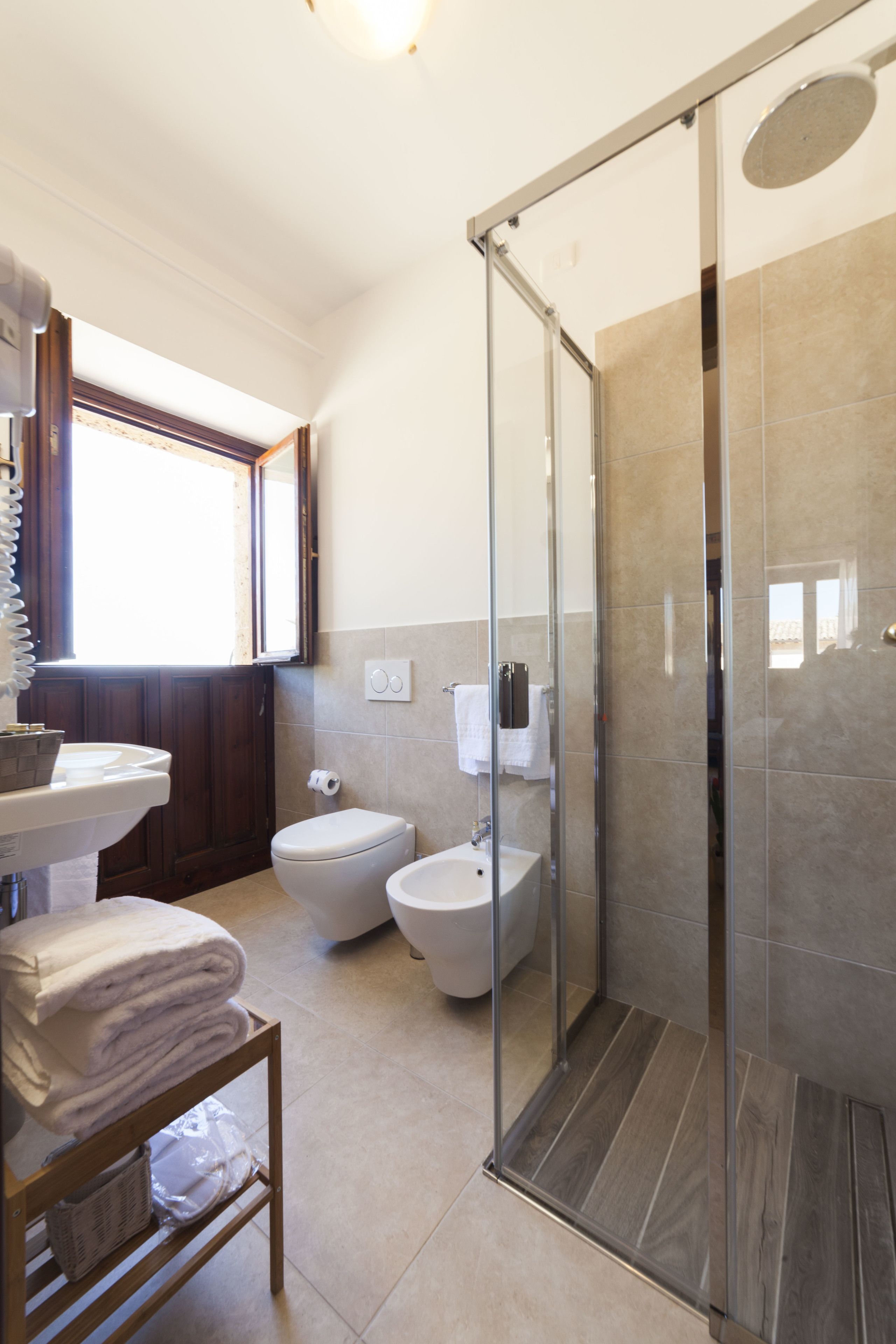 superior room, 1 double or 2 single beds | bathroom | combined shower/bathtub, free toiletries, hair dryer, bidet