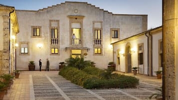 Fassade der Unterkunft â Abend/Nacht