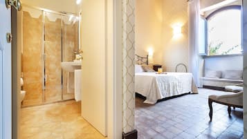 Superior-Zimmer, 1 Doppelbett oder 2 Einzelbetten | Minibar, Zimmersafe, Schreibtisch, schallisolierte Zimmer