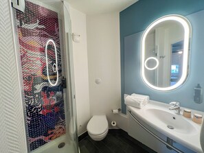 Shower, eco-friendly toiletries, hair dryer, towels - ibis Martigues (Martigues)