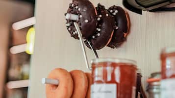 Eine wandmontierte Präsentation für schokolierte Leckereien mit einem Haken zum Aufhängen von Donuts.