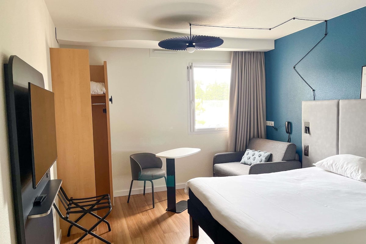 Standard Triple Room, Multiple Beds | Premium bedding, desk, blackout drapes, soundproofing