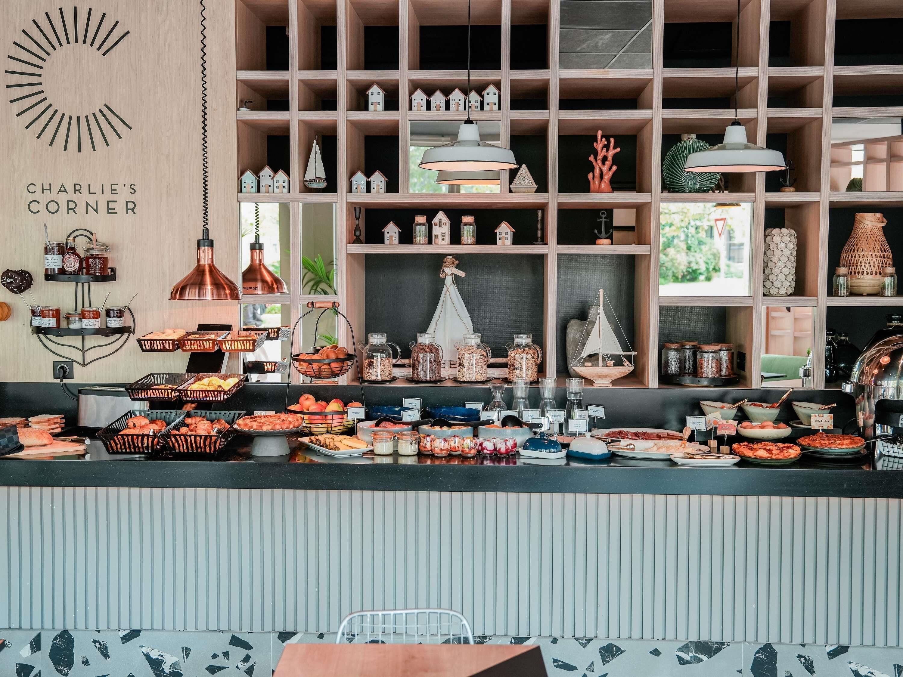 Un bufé de desayuno con diversas opciones de comida y detalles decorativos.