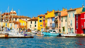 A waterfront with colorful buildings and boats docked. - ibis Martigues (Martigues)