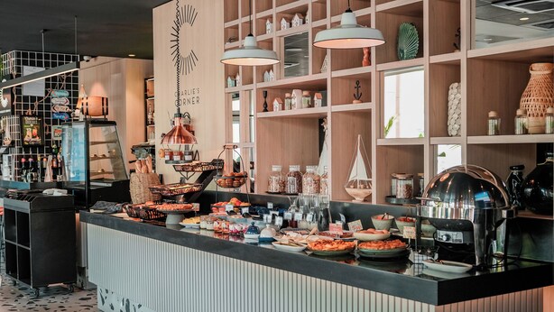 Daily buffet breakfast for a fee - ibis Martigues (Martigues)