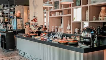 Petit déjeuner buffet servi tous les jours en supplément
