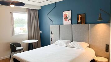 Chambre Double Standard | Literie de qualité supérieure, bureau, rideaux occultants