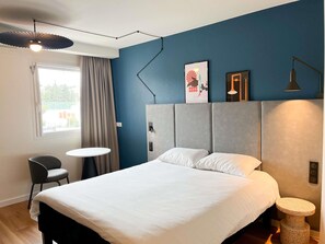 Standard dubbelrum | Sängtillbehör av högsta kvalitet, skrivbord och mörkläggningsgardiner