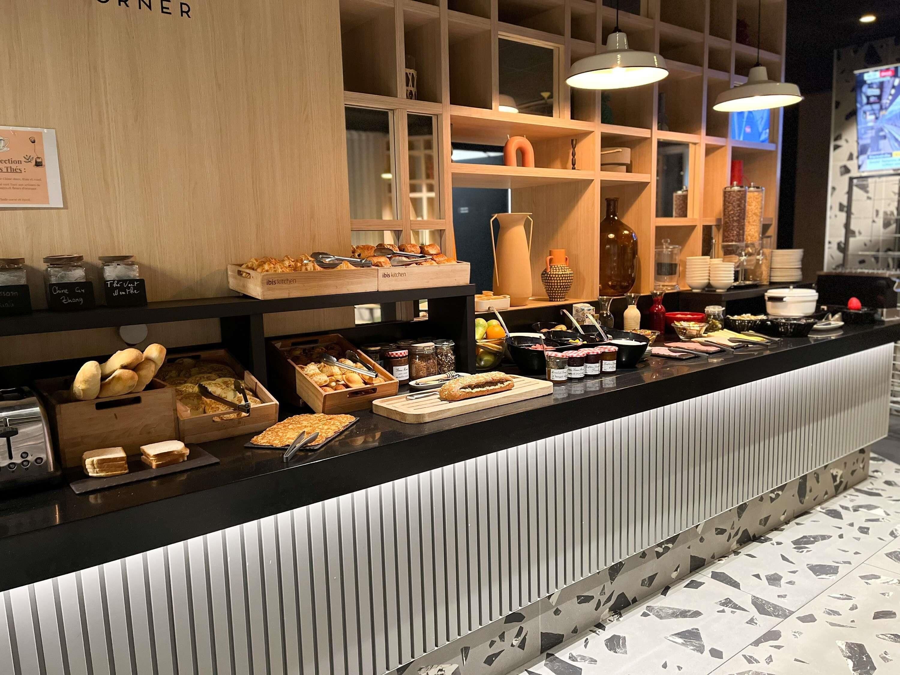 Petit déjeuner buffet (13 EUR par personne)