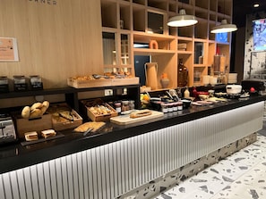 Daily buffet breakfast for a fee - ibis Martigues (Martigues)