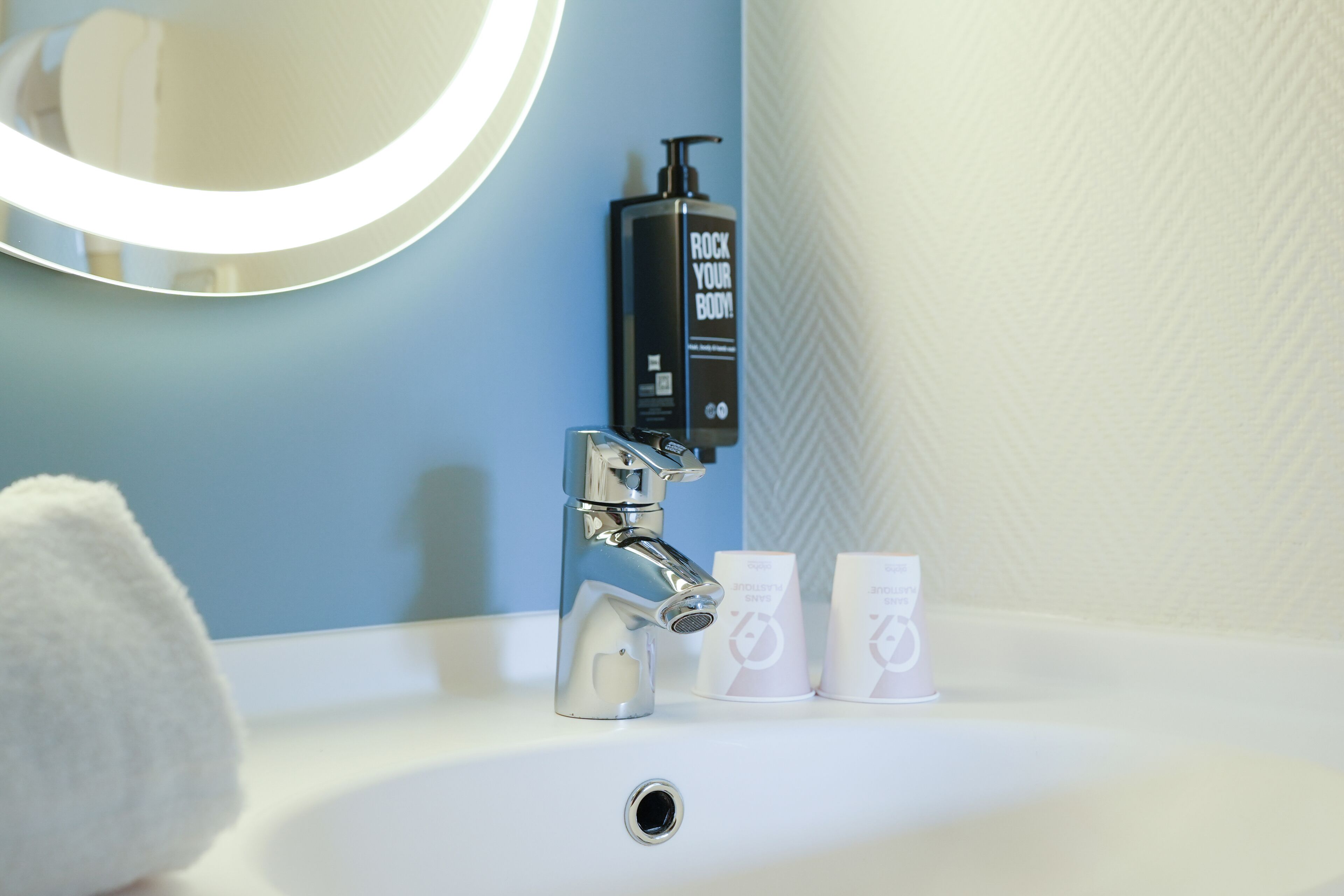 Shower, perlengkapan kamar mandi ramah lingkungan,  dan pengering rambut
