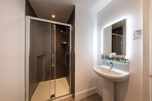 Family Room Sleeps 4 | Baño | Ducha, artículos de higiene personal gratuitos y secador de pelo