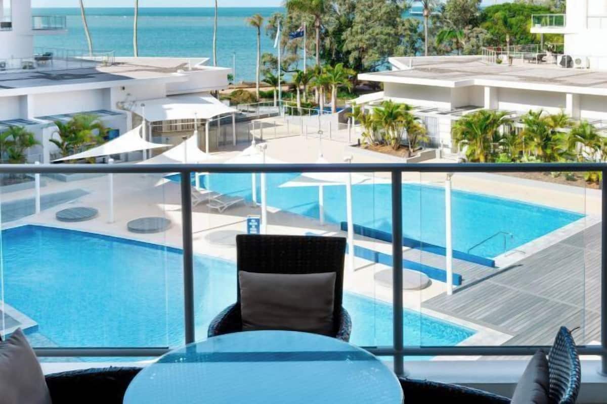 Pool | 2 outdoor pools, a heated pool, open 7:00 AM to 9:00 PM, sun loungers