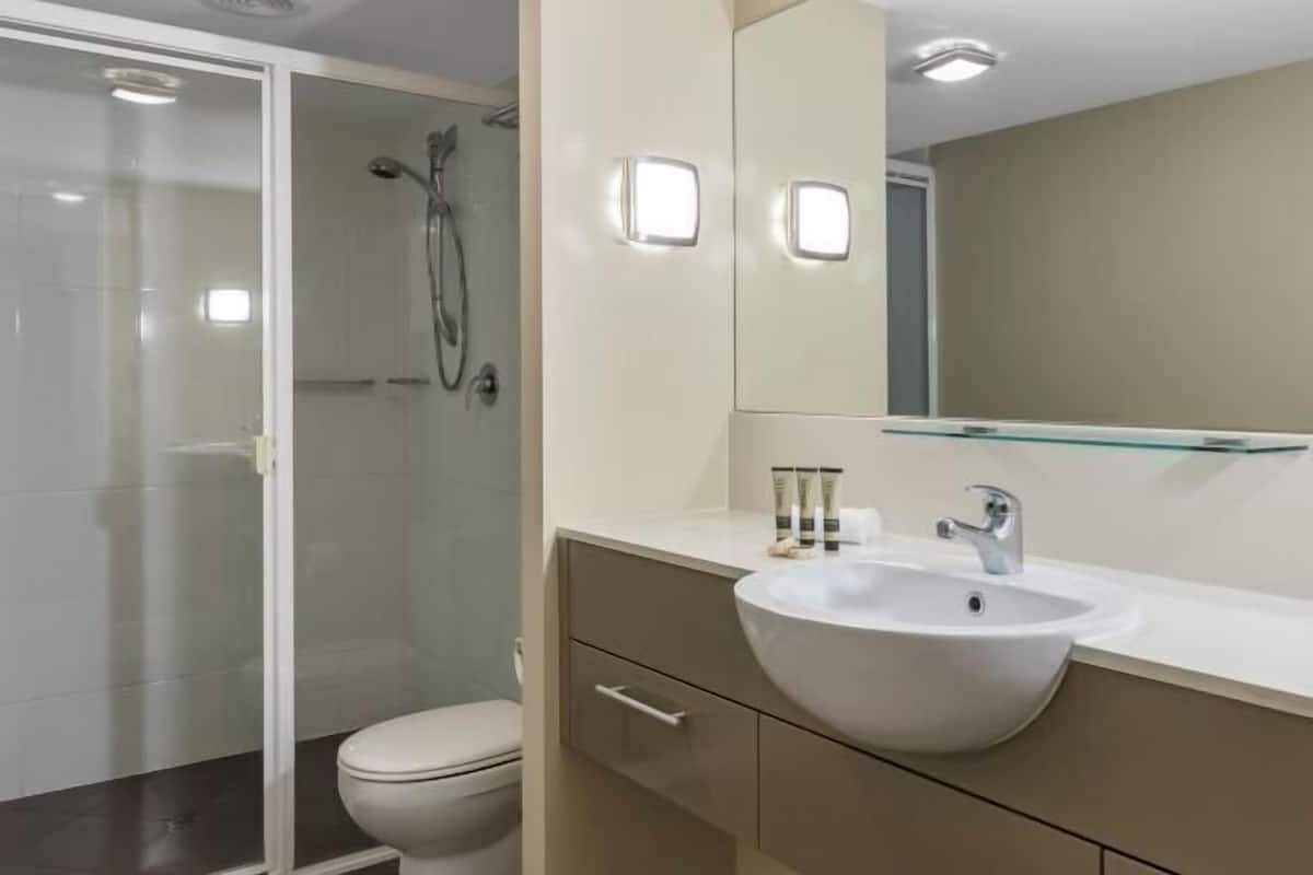 Bathroom | Separate bathtub and shower, jetted bath, free toiletries, hair dryer