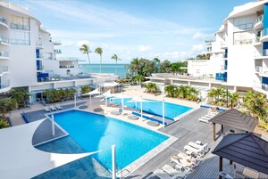 1 多间卧室、客房内保险箱、办公桌、遮光窗帘