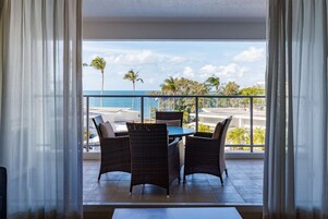 公寓, 2 间卧室, 海洋景观 | 1 多间卧室、客房内保险箱、办公桌、遮光窗帘