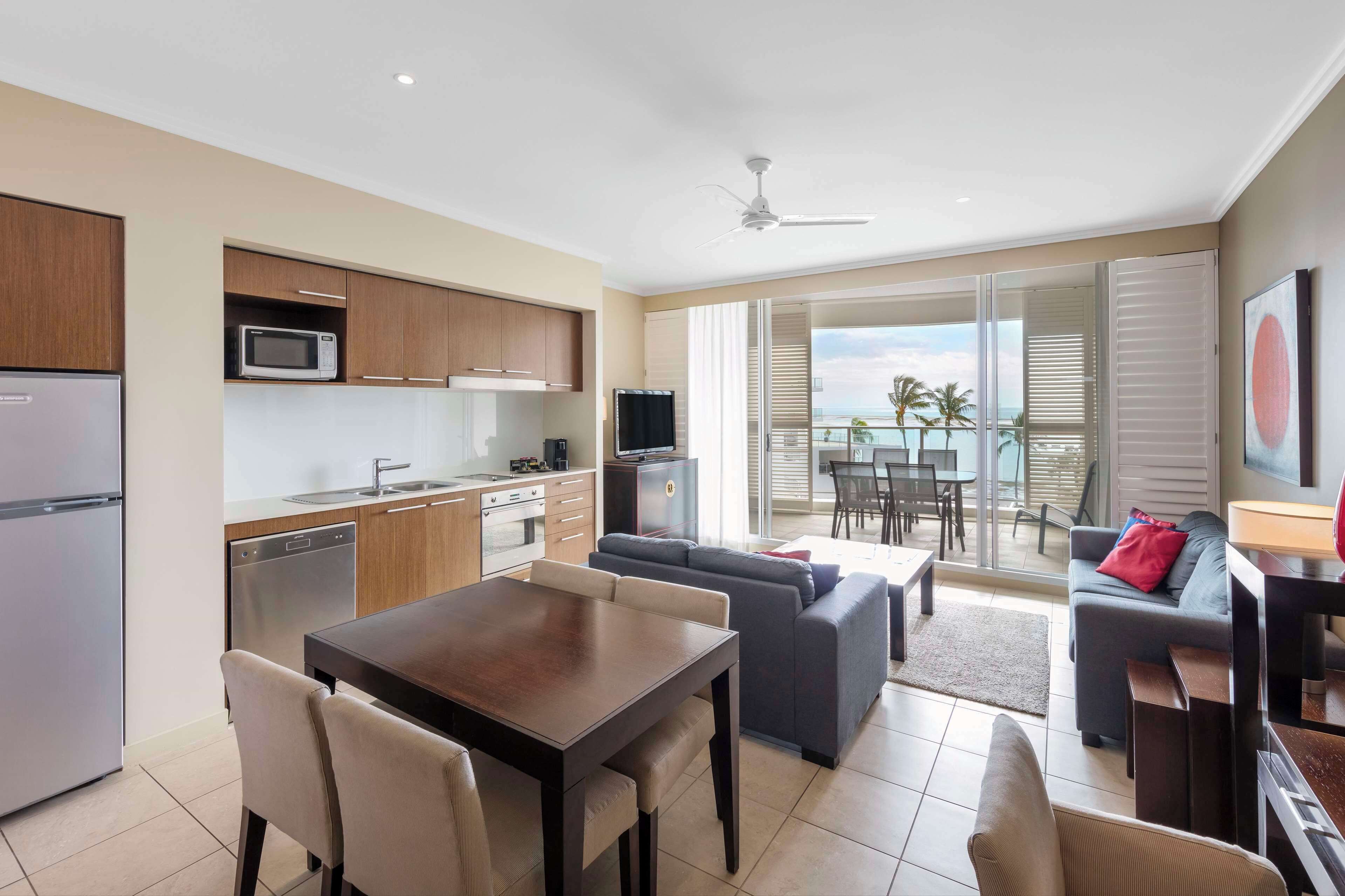 1  室のベッドルーム、セーフティボックス (室内)、デスク、遮光カーテン