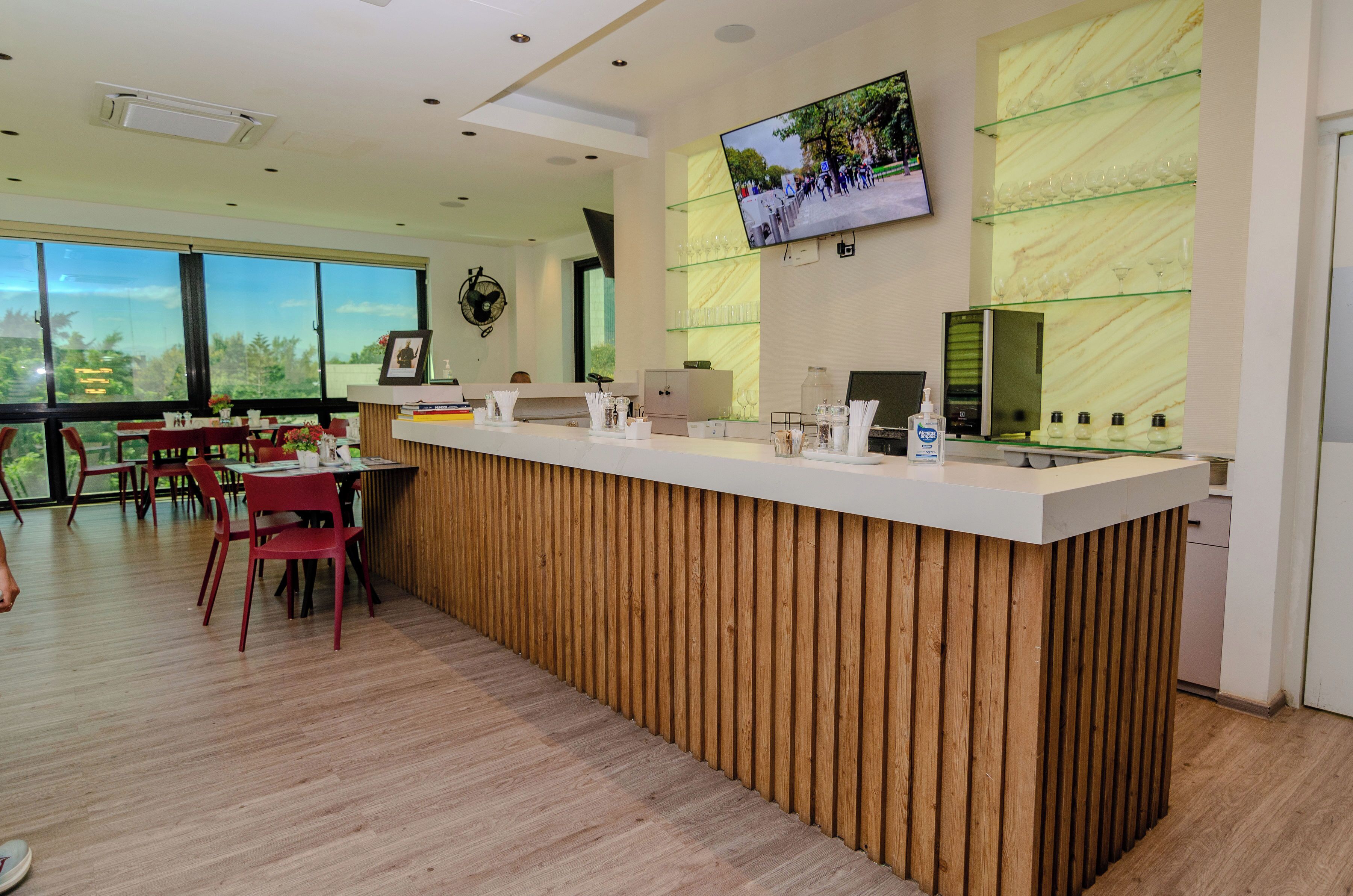 朝食、ランチ、ディナーに営業 (多国籍料理)