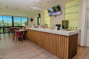 供應早餐、午餐和晚餐,國際料理