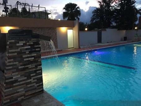 Una piscina al aire libre