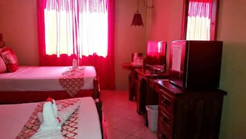 Camera d'albergo con due letti, una scrivania con televisore e un cestino.